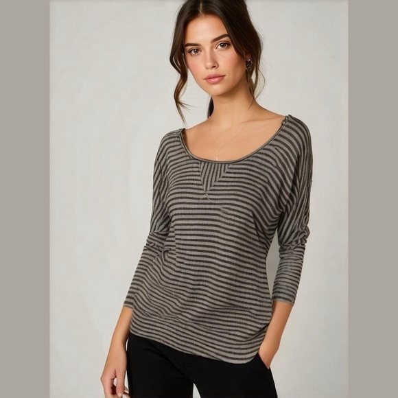 🚨 SPLENDID BRAND striped blouse light knit with scoop neck. Size: Medium. - Picture 2 of 6